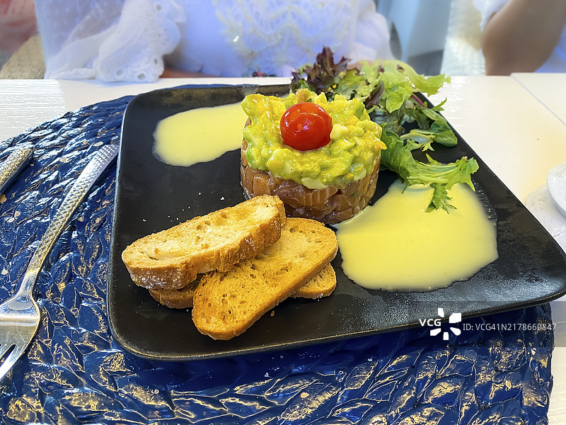 西班牙马略卡岛的牛油果沙拉烤面包三文鱼鞑靼图片素材
