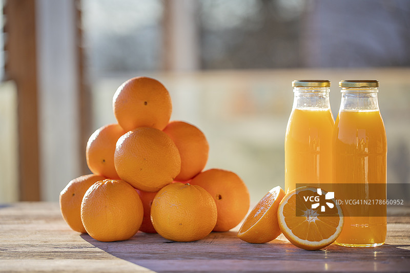 自制鲜榨有机橙汁与橙子图片素材