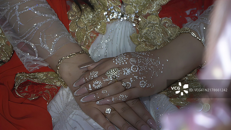 新娘和新郎戴着结婚戒指的手图片素材