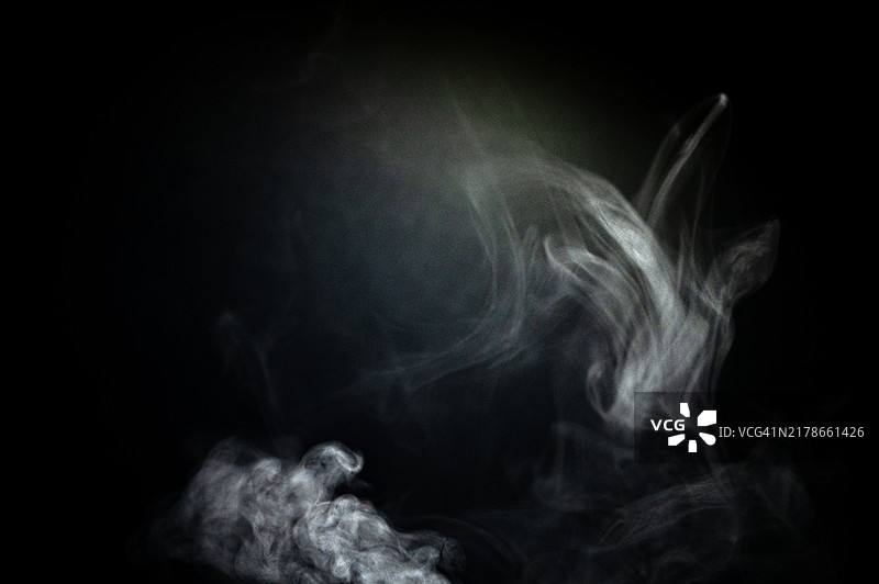 黑色背景上的白色烟雾图片素材