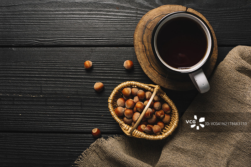 织物附近的坚果饮料图片素材