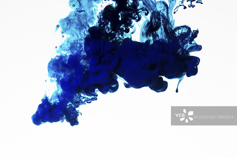 浓郁的蓝色墨滴图片素材