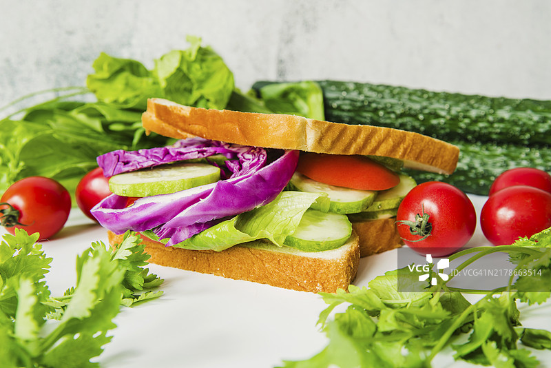 新鲜蔬菜三明治特写图片素材