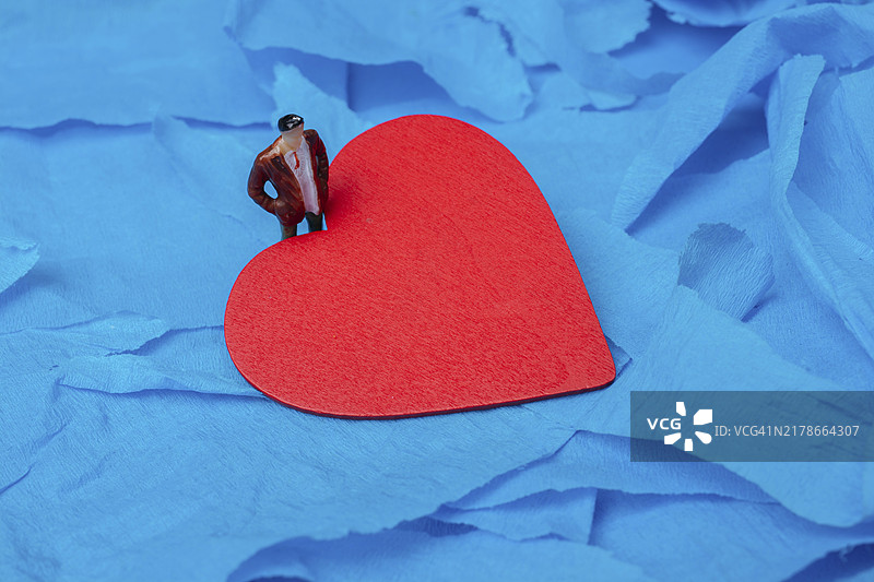 蓝色背景上的红色心形，用于爱情卡片和情人节概念图片素材