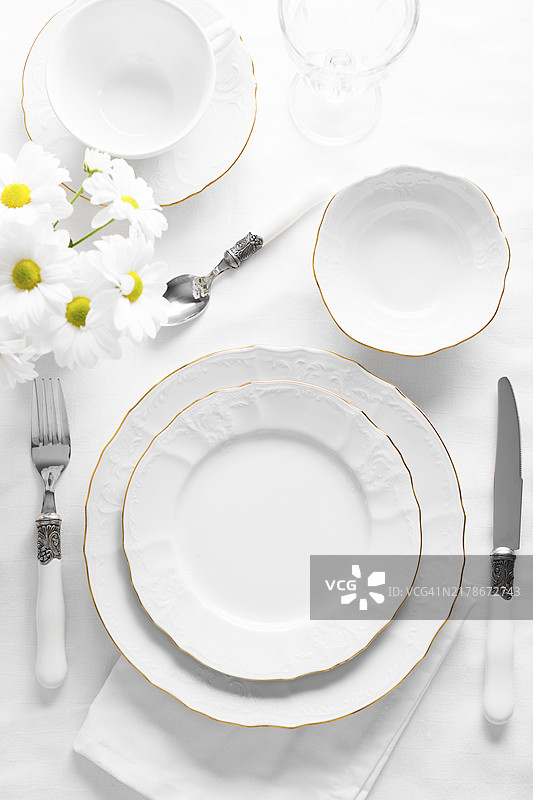 白色餐盘摆放图片素材