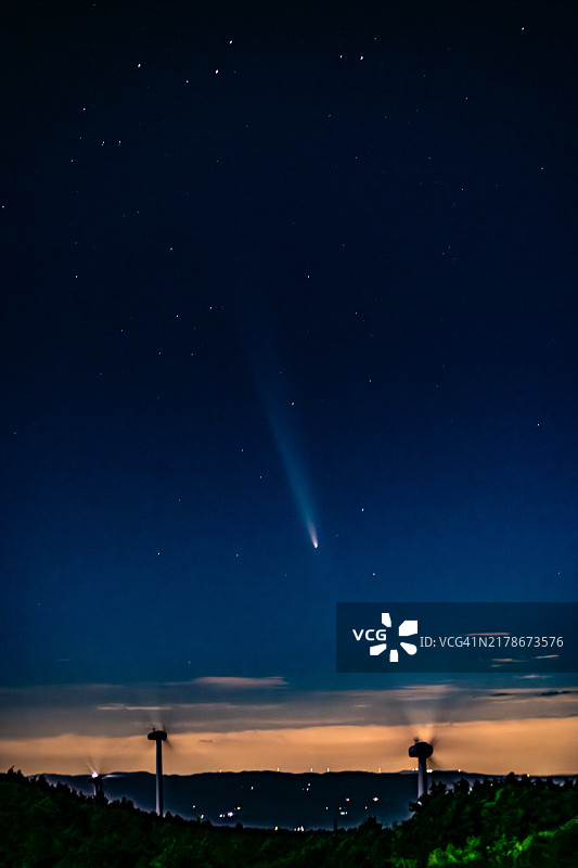彗星下的风力涡轮机高原日落图片素材