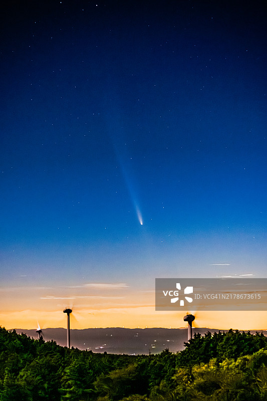 彗星下的风力涡轮机高原日落图片素材