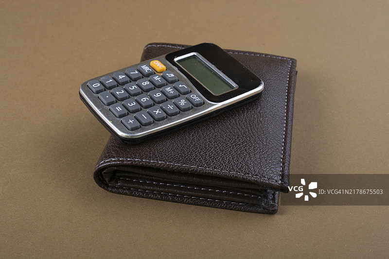 计算器和钱包：储蓄和金融概念图片素材