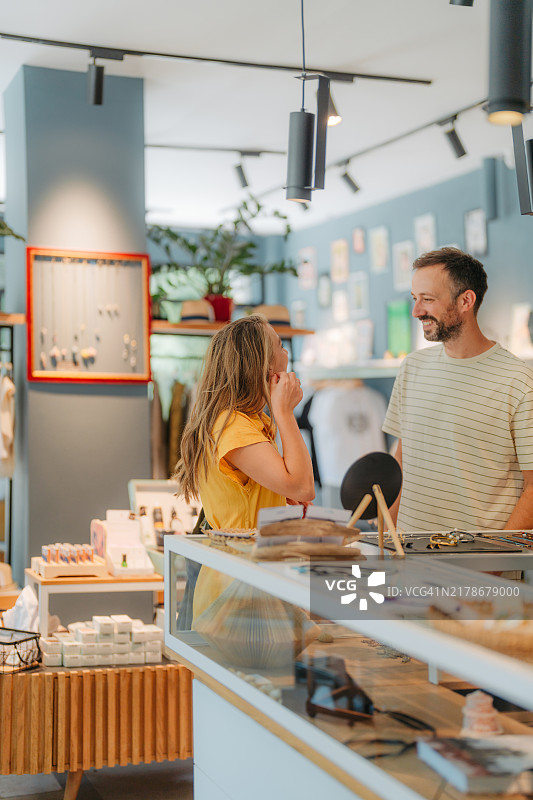 为她挑选耳环的幸福情侣图片素材