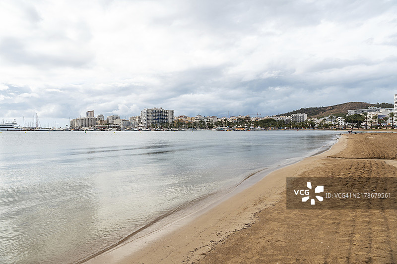 伊维萨岛圣安东尼奥阿巴德沿海城镇美丽的阿雷纳尔海滩，巴利阿里群岛图片素材