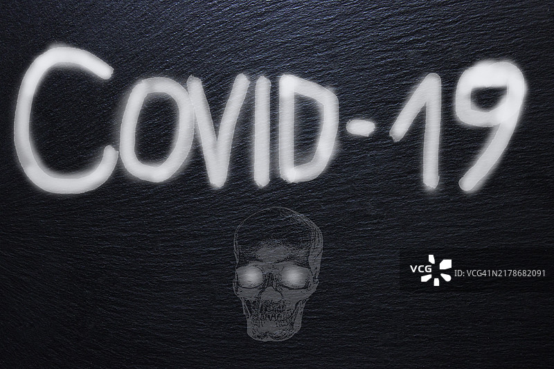 用粉笔写在石板上的新冠疫情图片素材