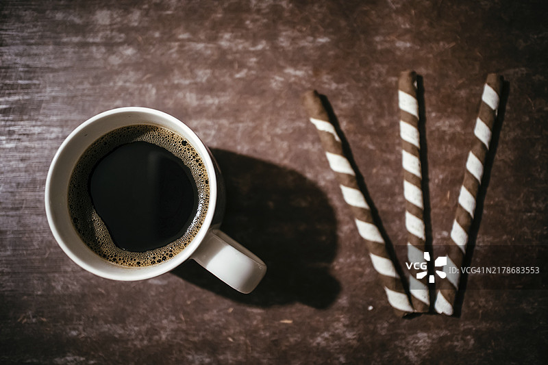 深色背景上的咖啡杯和饼干图片素材