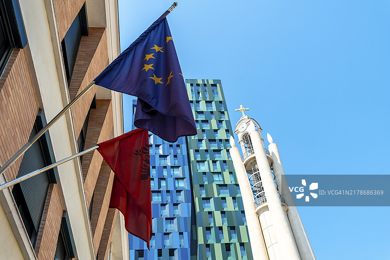 地拉那斯坎德培广场附近基督复活东正教大教堂旁的彩色塔楼混合，阿尔巴尼亚图片素材