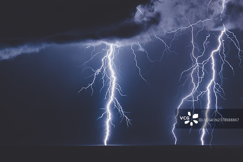黑色海洋上空的双重闪电图片素材