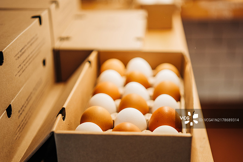 农贸市场纸盒包装的有机鸡蛋图片素材