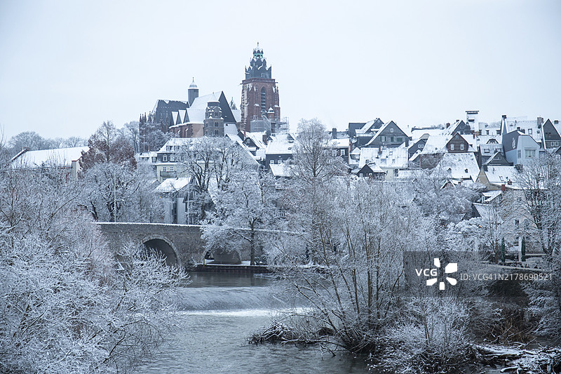 冰雪覆盖的河畔城市全景：拉恩河，韦茨拉尔图片素材