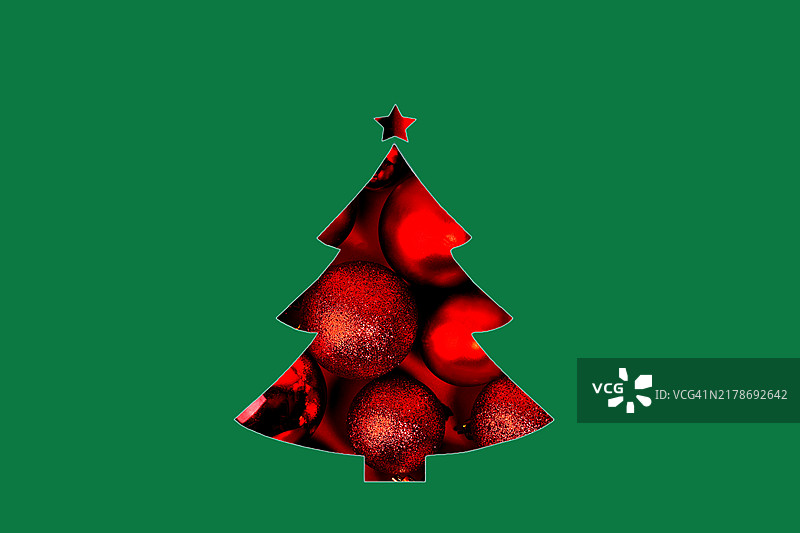 红色圣诞装饰球组成的圣诞树，绿色背景图片素材