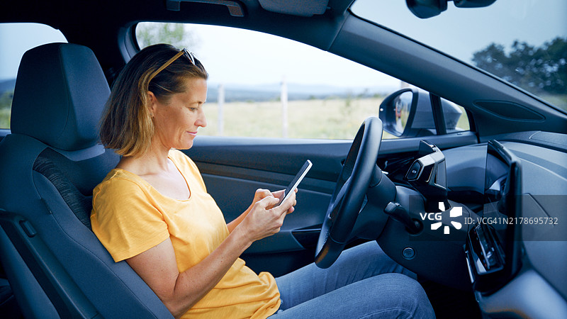 白人女性在车内发短信图片素材