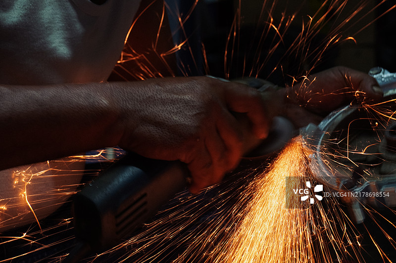 男人进行焊接工作，火花四溅图片素材