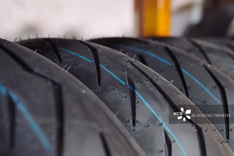 摩托车维修中心的新摩托车轮胎特写图片素材