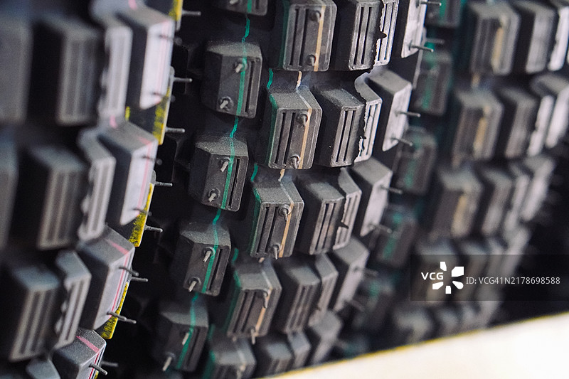 摩托车维修中心的新摩托车轮胎特写图片素材