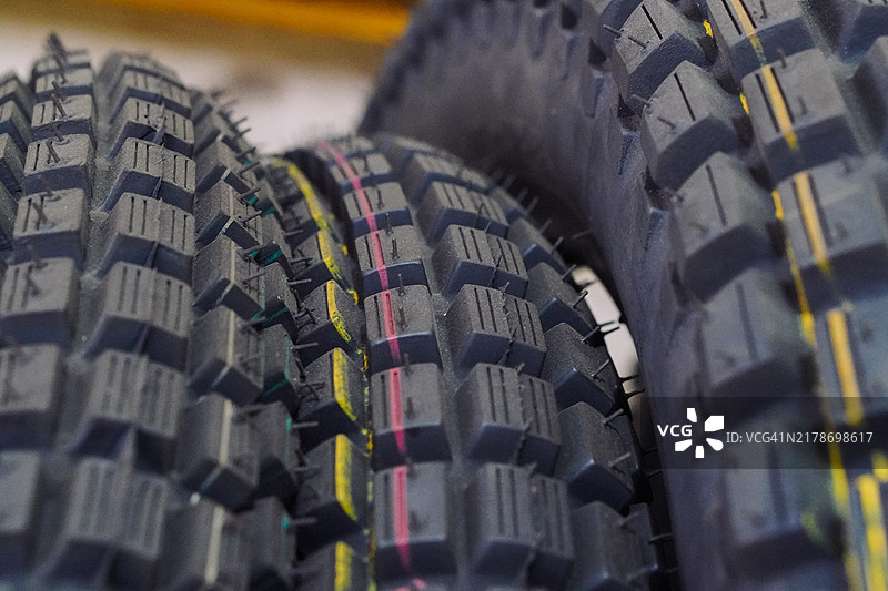 摩托车维修中心的新摩托车轮胎特写图片素材