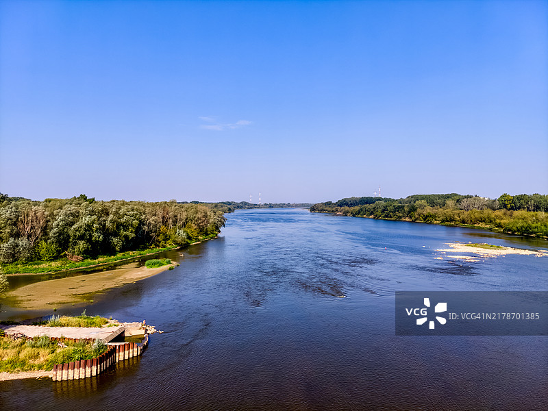 河流穿过茂盛的绿色景观图片素材