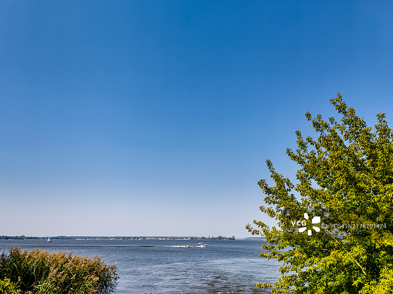 在湖上划船的晴朗日子图片素材