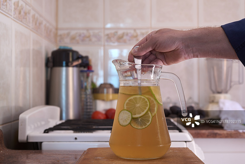 手搅拌自制柠檬冰茶图片素材