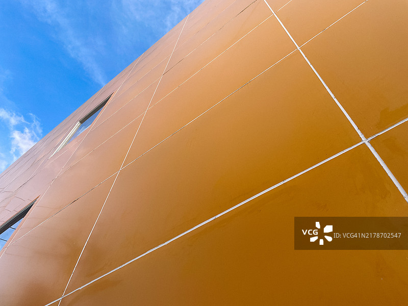 晴空下的橙色墙面现代建筑图片素材