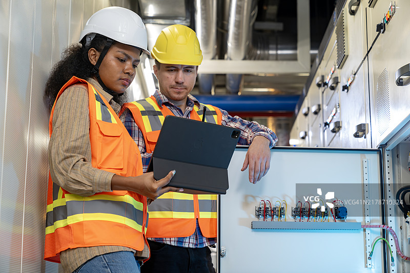 两位电气工程师正在检查开关柜图片素材