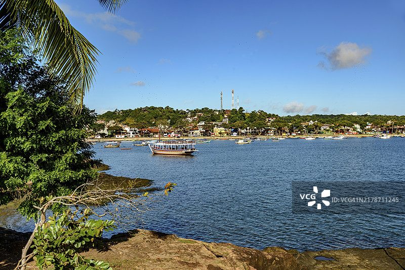 巴西巴伊亚州伊塔卡雷市海景，停泊着船只图片素材
