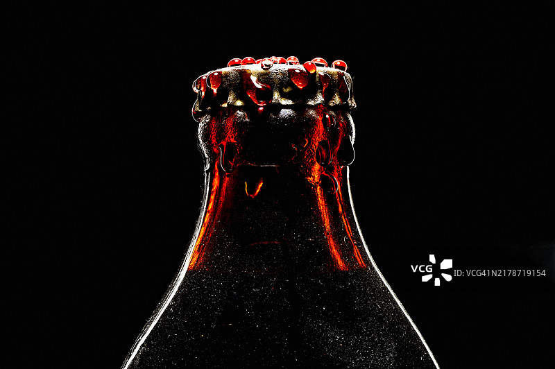 带有水滴的瓶盖细节图片素材