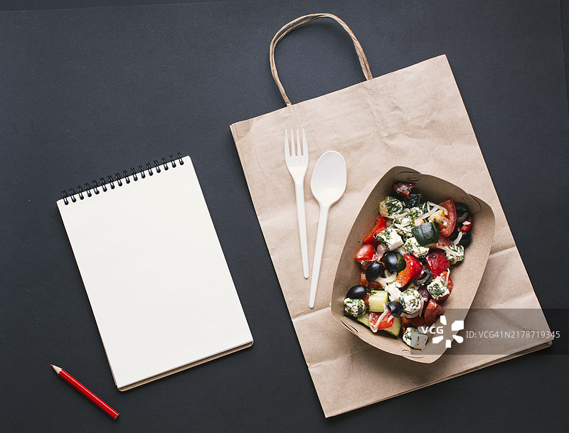 带沙拉的纸袋盒子的俯视图图片素材