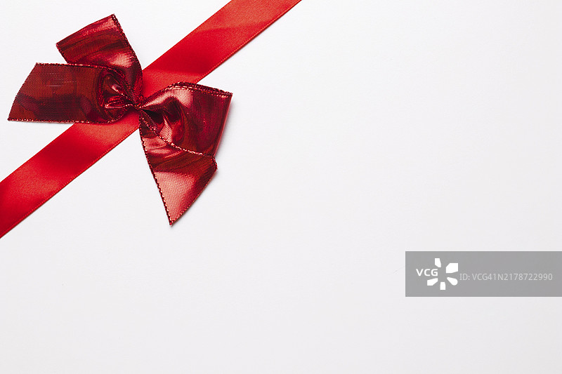 带亮丽蝴蝶结的红色丝带图片素材