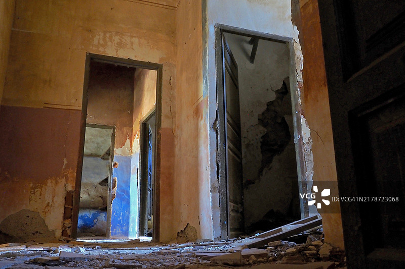 废弃房屋内彩色墙壁的破败房间图片素材