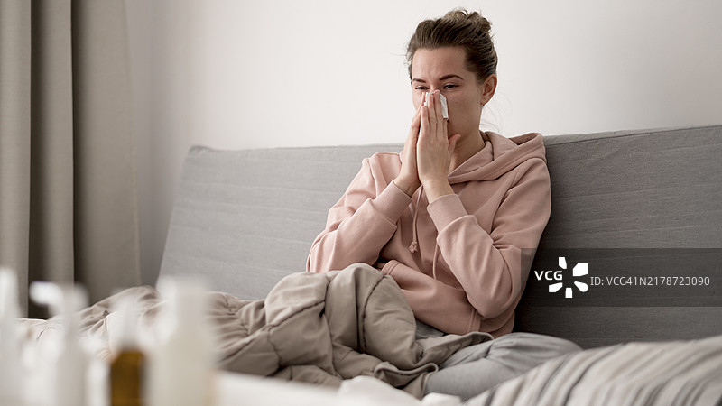 在室内擤鼻子的女人图片素材