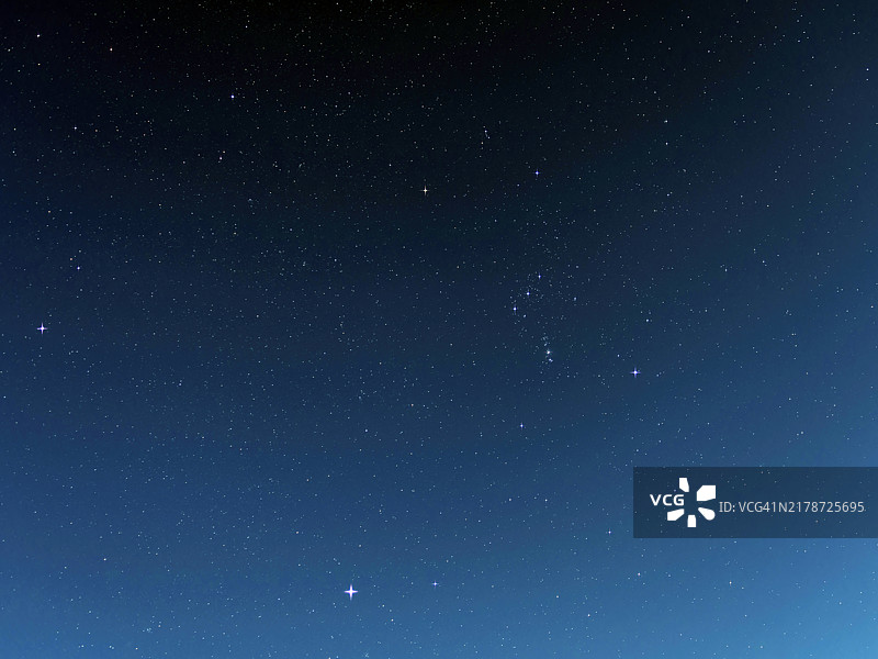 繁星闪烁的晴朗夜空图片素材