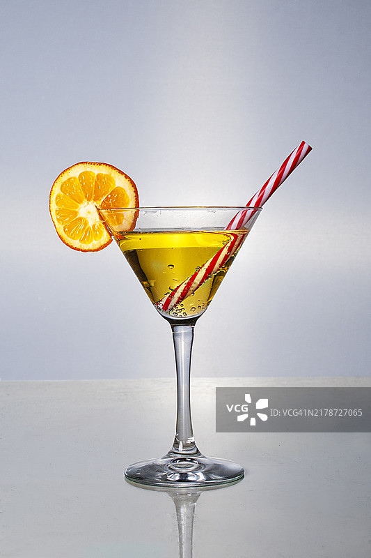 马提尼杯中的鸡尾酒图片素材