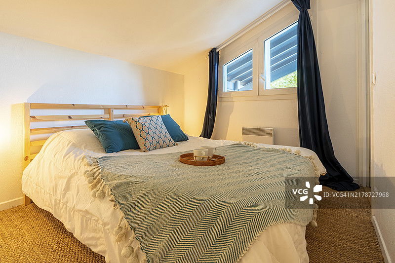 红色床上的早餐，在托盘中享用咖啡，健康醒来图片素材