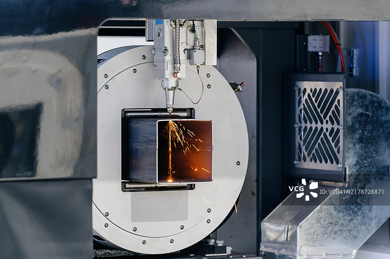 工厂中的金属切割图片素材