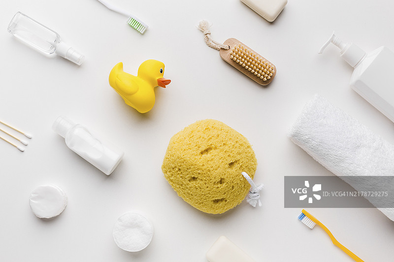顶部视角的浴室卫生用品图片素材