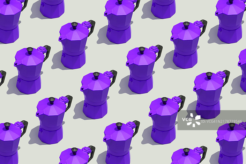 灰色背景上的紫色摩卡壶意大利咖啡机图片素材