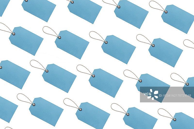 白色背景上用绳子隔开的蓝色纸质价格标签图片素材