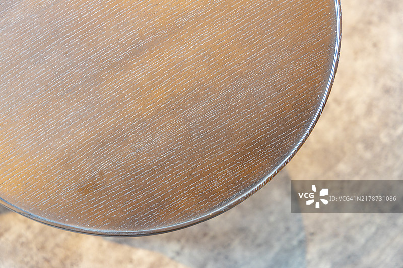 俯视视角：木制空咖啡桌桌面图片素材