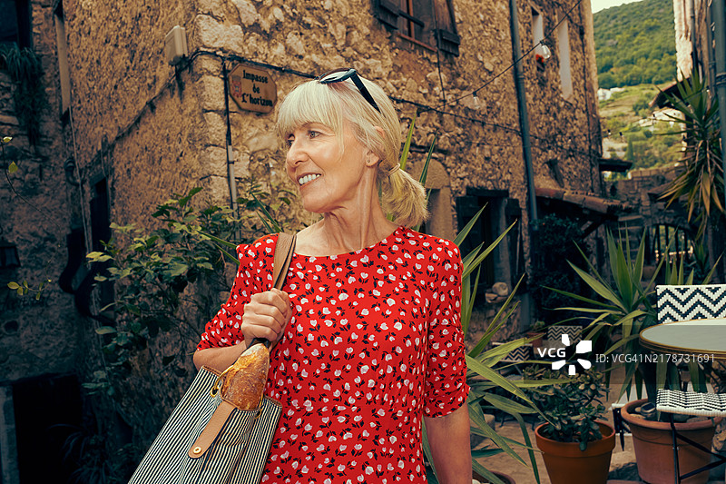 在法国普罗旺斯图雷特朗卢小镇漫步图片素材