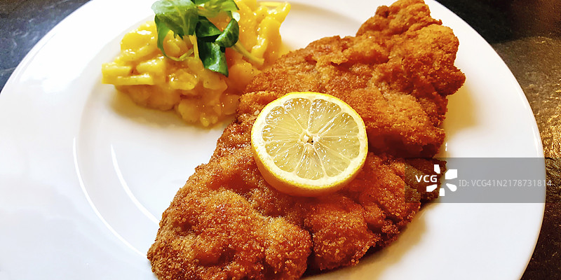 炸肉排配土豆沙拉和柠檬图片素材