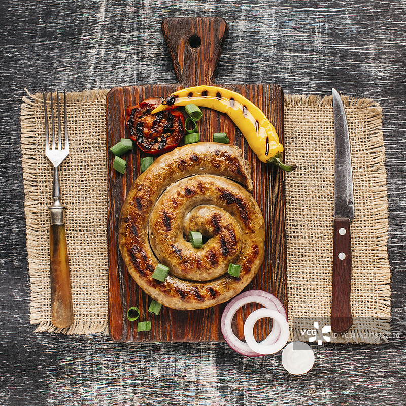 蜗牛香肠木制砧板的鸟瞰图图片素材