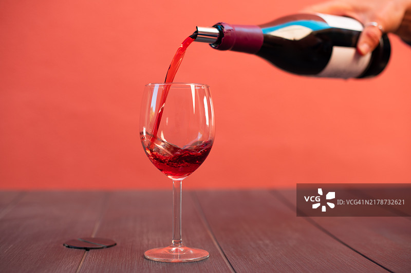 气泡红酒倒入酒杯中图片素材