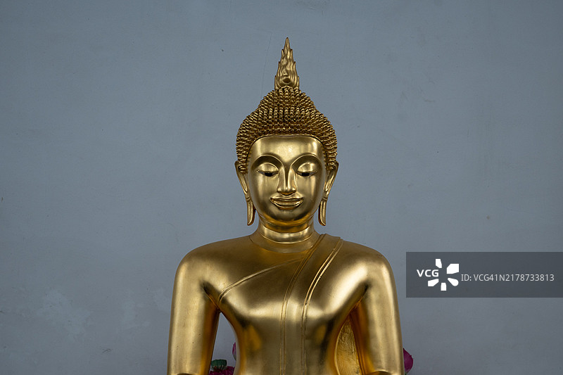泰国曼谷素叻寺的佛像特写，面容宁静。图片素材